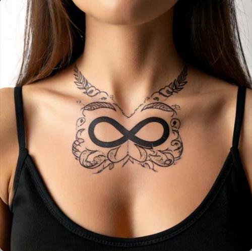 Elegante tatuaggio con il simbolo dell'infinito su una donna, con nomi intrecciati per un legame duraturo