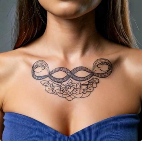 Elegante tatuaggio dell'infinito con nomi intrecciati sulla clavicola di una donna, che rappresenta legami eterni