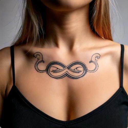 Tatuaggio femminile infinito, che simboleggia amore e devozione senza fine